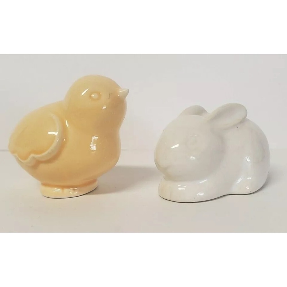 Hallmark salt & pepper shakers white pale yellow ceramic Easter lot of two